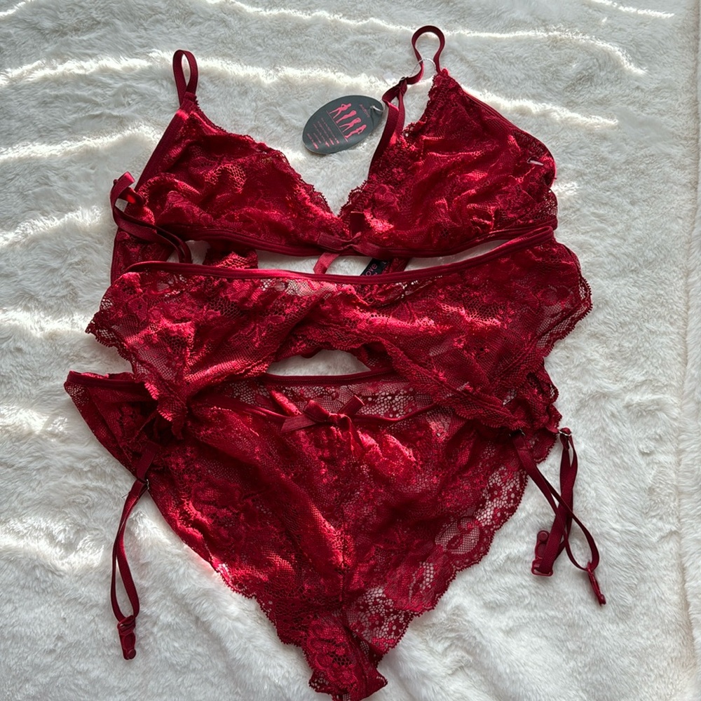 Avidlove lingerie set. Gorgeous burgundy color.